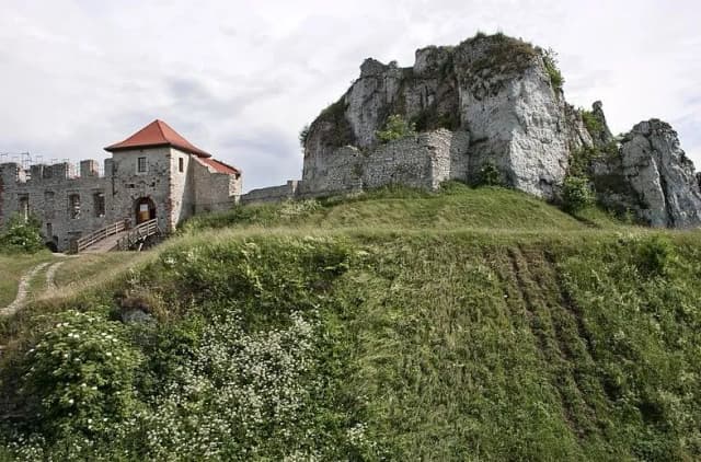 Ile zamków wybudował Kazimierz Wielki? Odkryj ich tajemnice i znaczenie Ile zamków wybudował Kazimierz Wielki? Odkryj ich tajemnice i znaczenie