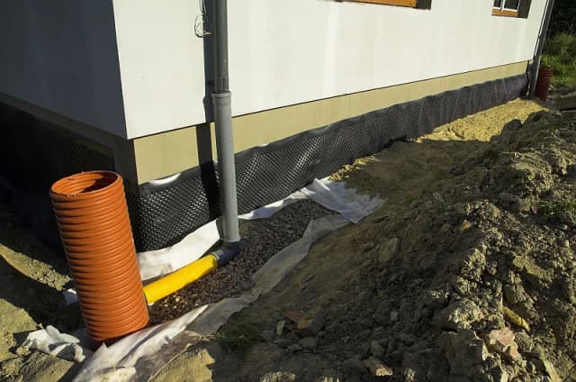 Ile wypuścić blachę do rynny, aby uniknąć problemów z odpływem? Ile wypuścić blachę do rynny, aby uniknąć problemów z odpływem?