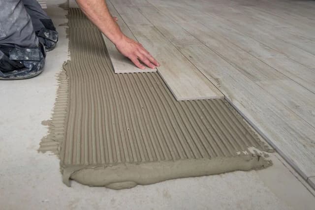 Czy tynkować pod glazurę? Praktyczny poradnik kładzenia płytek od podstaw Czy tynkować pod glazurę? Praktyczny poradnik kładzenia płytek od podstaw