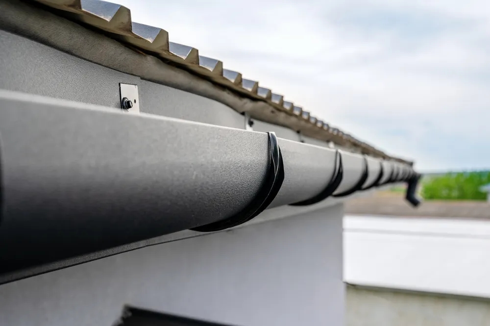 Jakie rynny wybrać plastikowe czy metalowe - uniknij kosztownych błędów