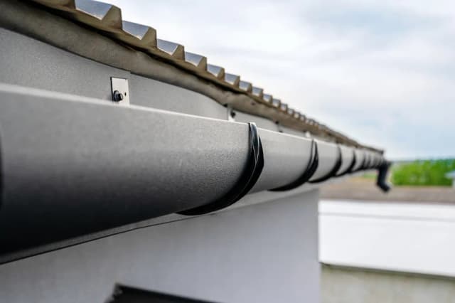 Jakie rynny wybrać plastikowe czy metalowe - uniknij kosztownych błędów Jakie rynny wybrać plastikowe czy metalowe - uniknij kosztownych błędów