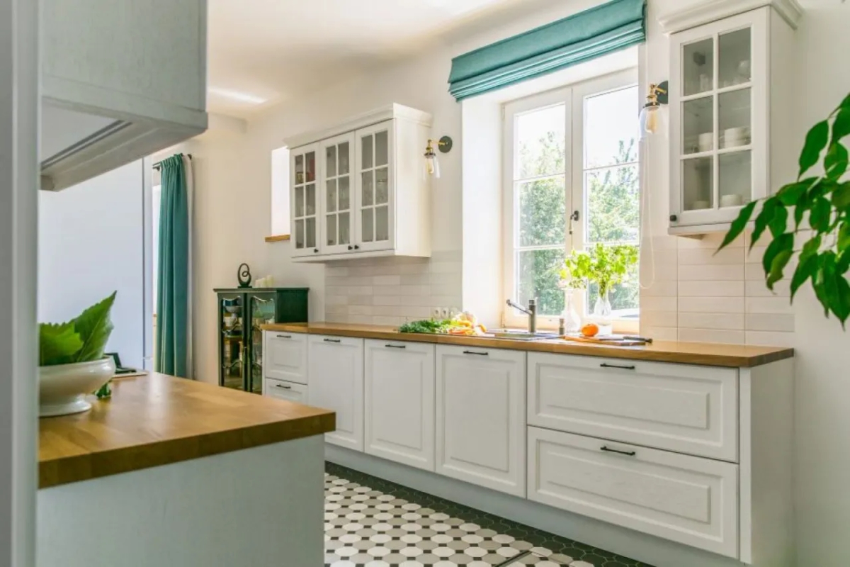 Tanie sposoby na ścianę w kuchni – piękne rozwiązania bez wydatków