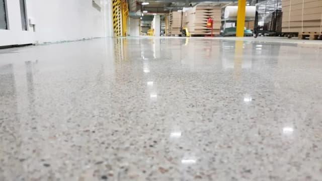 Poznaj najczęstsze przyczyny pękającej wylewki i skuteczne rozwiązania Poznaj najczęstsze przyczyny pękającej wylewki i skuteczne rozwiązania